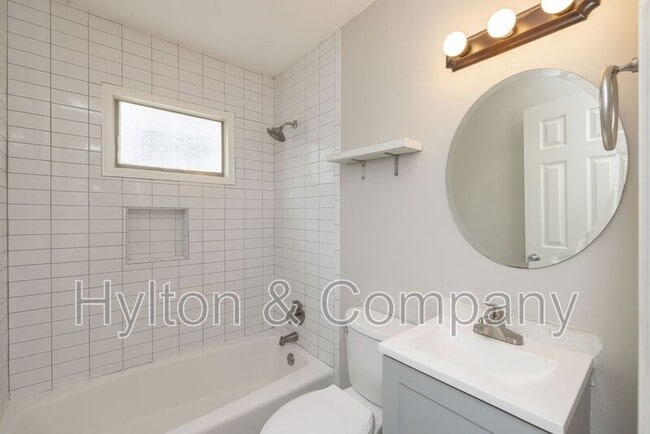 Building Photo - 220 W 31st St