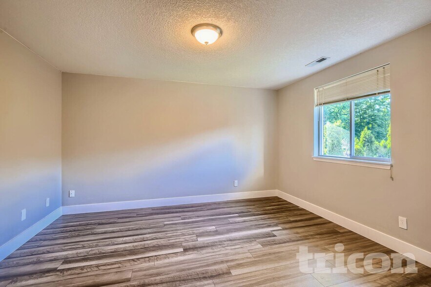 Building Photo - 13911 SE Alimaria Dr