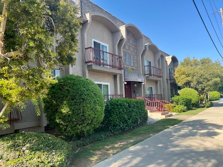 Primary Photo - Crown Point Apartments