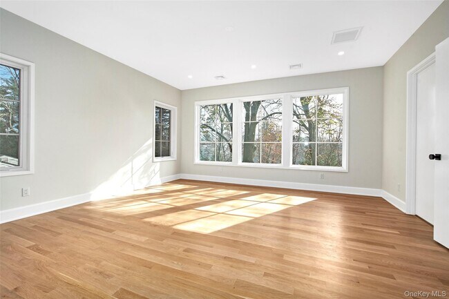 Building Photo - 2 Myrtledale Rd