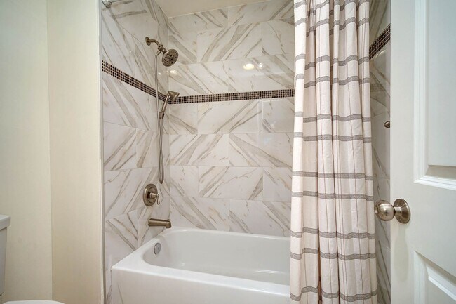 Building Photo - 3Bd/2Ba Issaquah Condo
