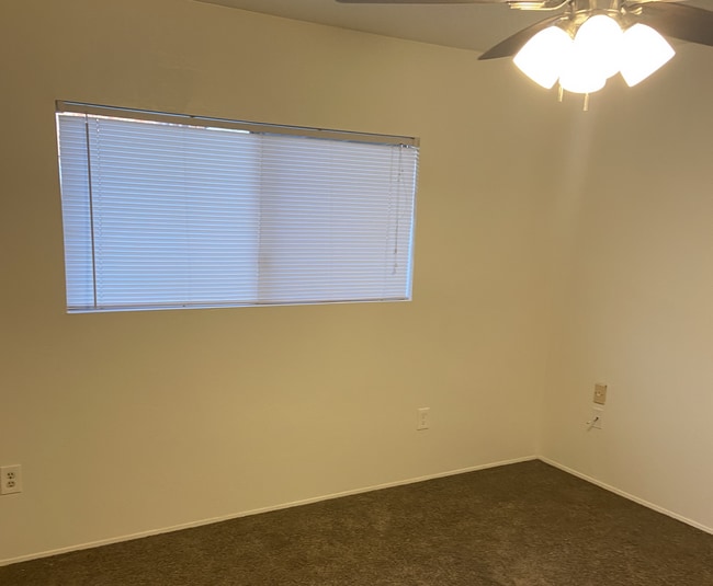 Building Photo - Large 3 Bedroom, 2 Bath Home on NE