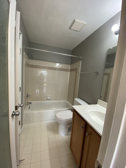 Building Photo - 1702 Ascot Way