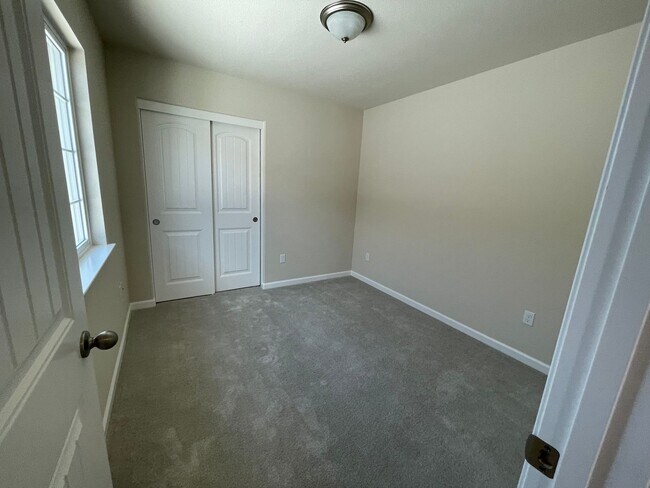 Building Photo - Newer Florsheim Home