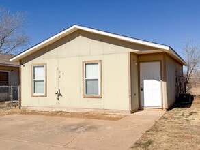 Building Photo - 2 Bedroom with Large Fenced Yard!