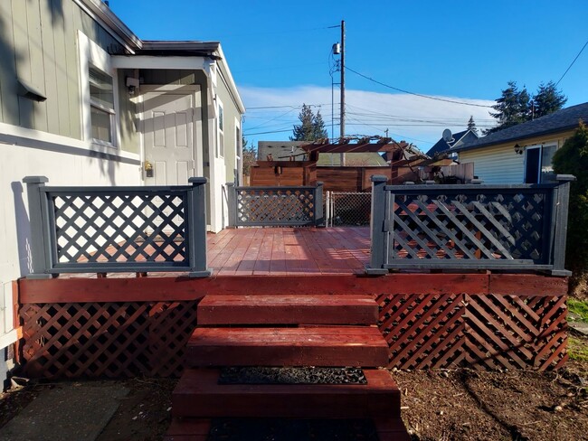 Building Photo - 2 bedroom 1 bath home with huge fenced in ...