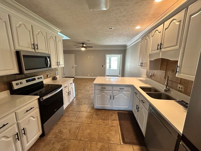 Building Photo - 2908 Country Club Dr