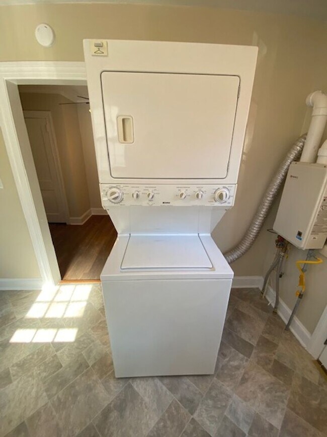 Building Photo - Cozy & Convenient 2 Bed, 1 Bath Home