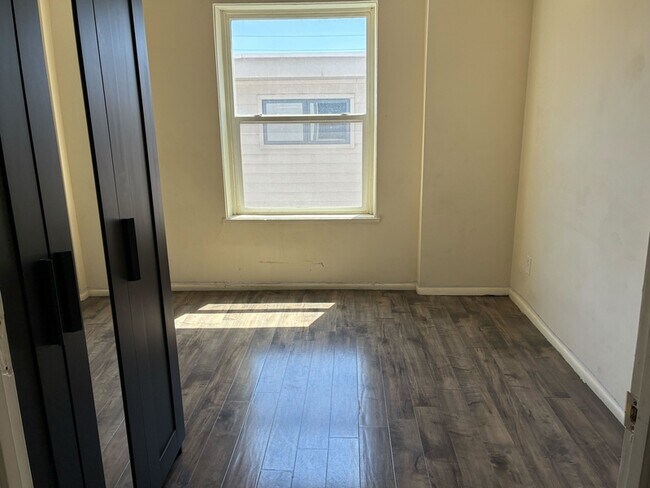 Building Photo - 560 S 600 E