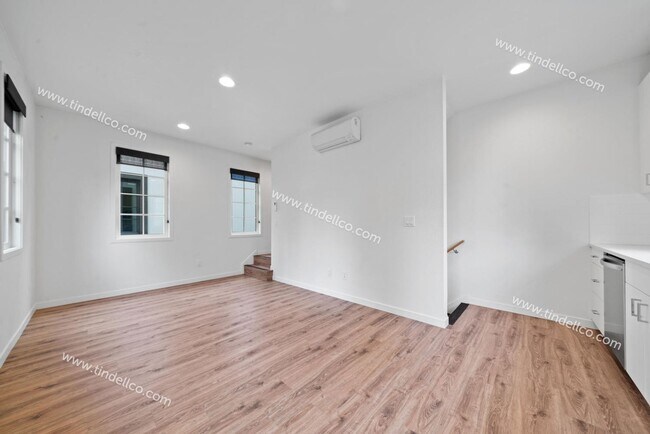 Building Photo - 350DD