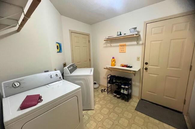 Building Photo - 2402 Garden Dr