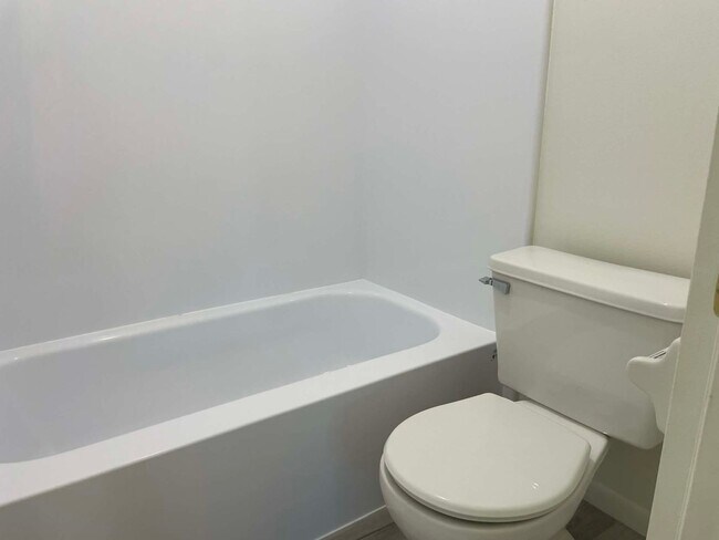 Building Photo - 1 Bedroom/1 Bath Villa with Private Courtyard