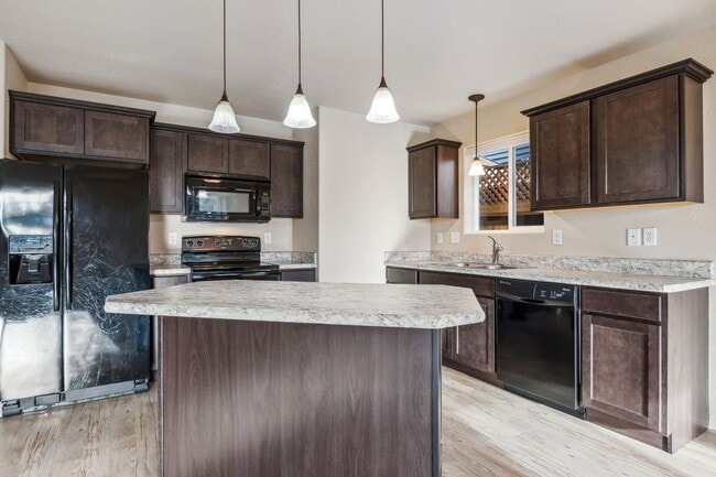 Building Photo - Adorable 3 bedroom. 2.5 bathTownhome in Columbia Falls