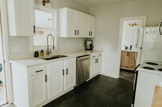 Building Photo - 871 St Joseph St