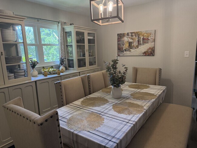 Building Photo - Charming 3-Bedroom Home with Bonus Room & ...