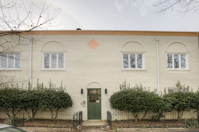 Building Photo - Lovely Lofted H Street Condo + Parking!