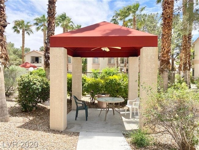 Building Photo - STUNNING 3 BEDROOM, 2 BATHROOM CONDO WITH ...