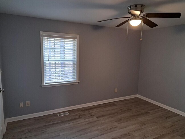 Building Photo - Great Townhome