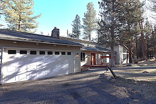 Building Photo - 5/3 Private Oasis outside of Bend