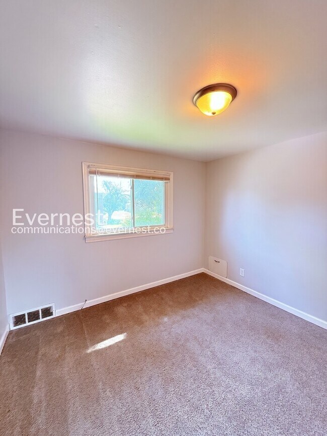 Building Photo - Charming Townhome with Driveway and Street Parking | Pet friendly | Available Now!