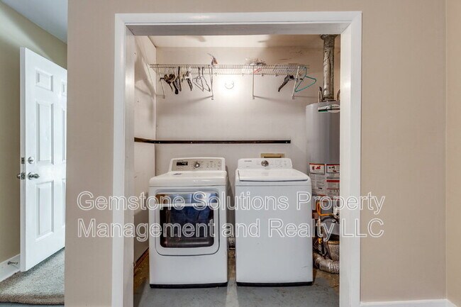 Building Photo - 1111 Cedarhill Ct