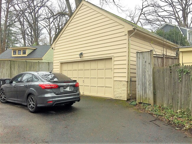 Building Photo - Miraculous & Palatial 5 Bedroom 3.5 Bathro...