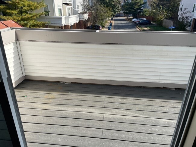 Building Photo - Beautiful 3 Bed 2.5 Bath Interior Townhome...