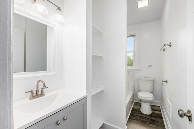 Building Photo - Fully renovated...extra half bath...laundr...