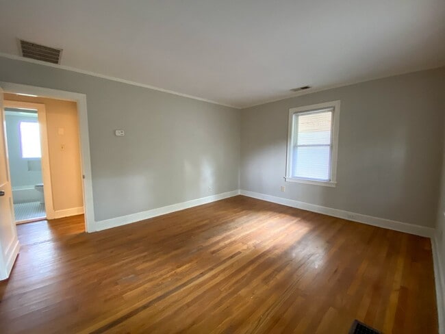 Building Photo - 2 bed, 1 bath near the University of Memphis