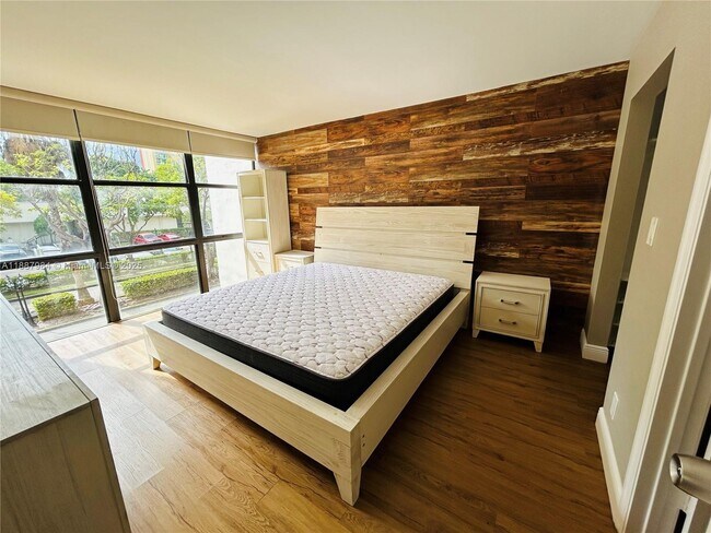 Building Photo - 17021 N Bay Rd