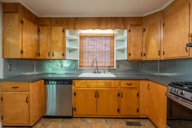 Building Photo - 3 bed and 1 bath house with fenced yard  i...