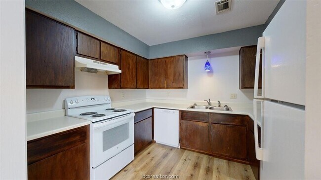Building Photo - 2807 Longmire Dr
