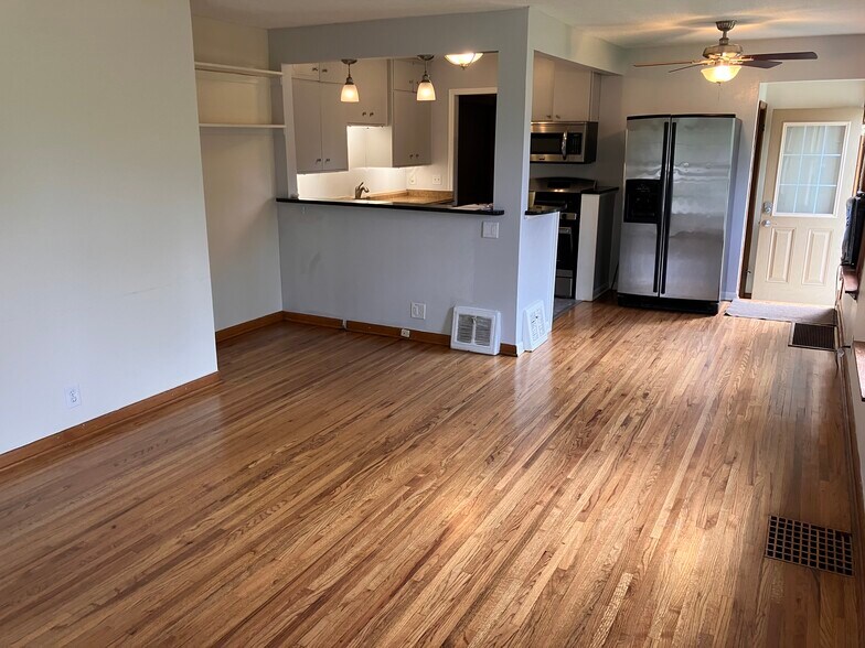 2824/ right/ north unit - 2824 Texas Ave S