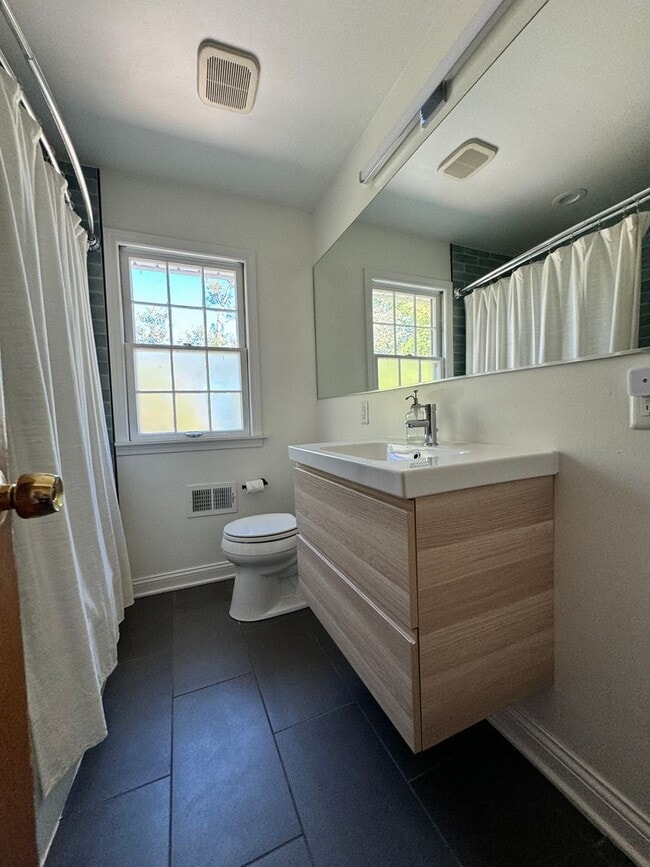 Building Photo - 3 Bedroom in Landsdowne!