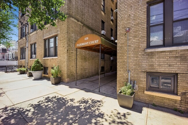 Building Photo - 429 Fairmount Ave