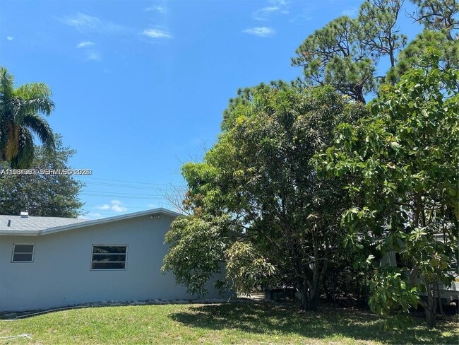 Building Photo - 933 NE 38th St