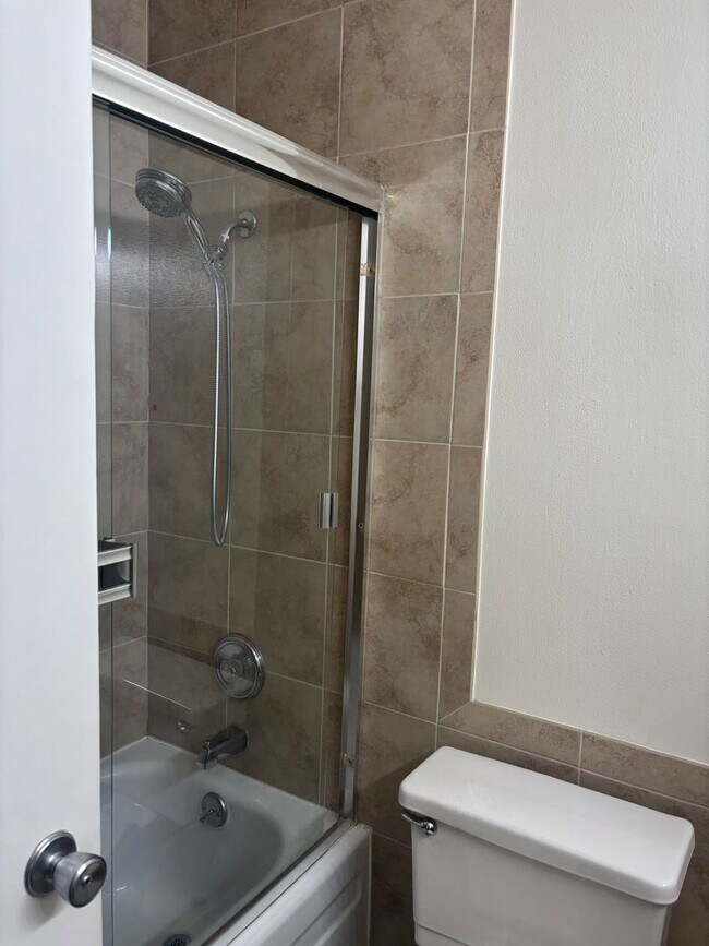 Building Photo - Spacious Upgraded Condo in The Keys – Waln...