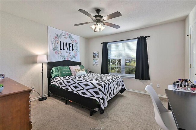 Building Photo - Available Aug 2026!! Great 3/3 Close to Everything!!