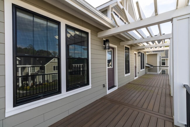 Building Photo - 502 Edgewater Cir