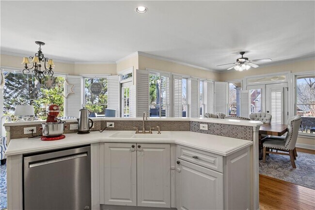 Building Photo - 5685 Lake Manor Trce