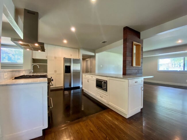 Building Photo - Charming 4 Bedrooms, 3 Bathrooms Home in Allandale!!!!