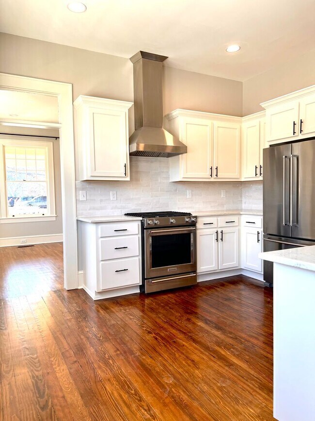 Building Photo - Historic Downtown Hendersonville! Beautifully restored 3 bedroom 2 bath home for rent