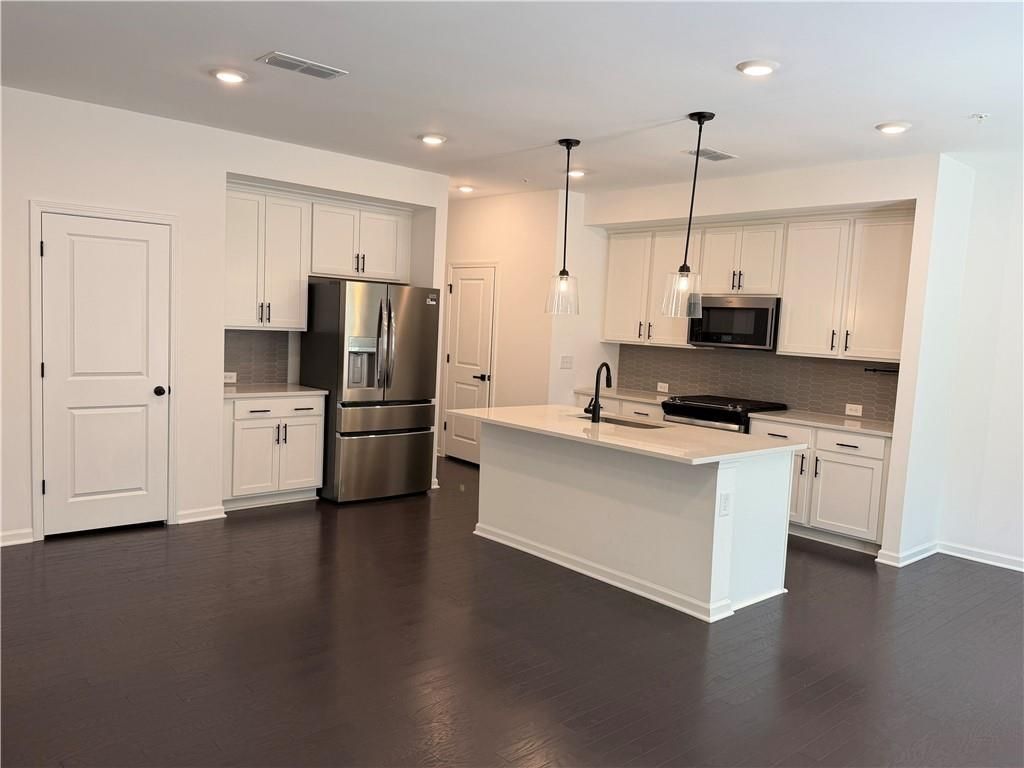 Building Photo - 716 Vallin St