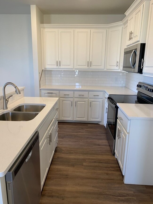 Building Photo - Beautiful brand new!! All the bells and whistles .