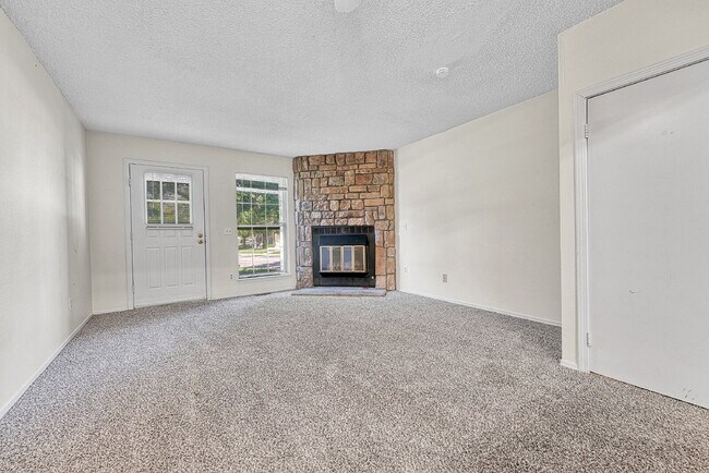 Building Photo - $1,495 - 2 Bed 1 Bath Townhome in Aurora w...