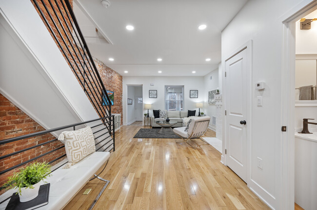 Building Photo - 1135 S 61st St