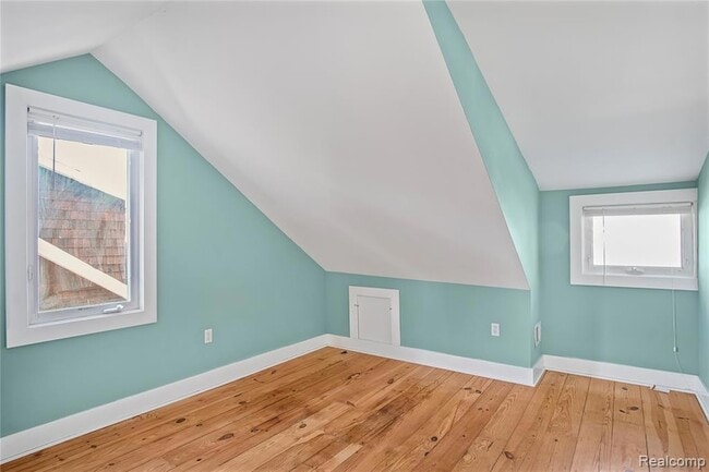 Building Photo - 565 W Saratoga St