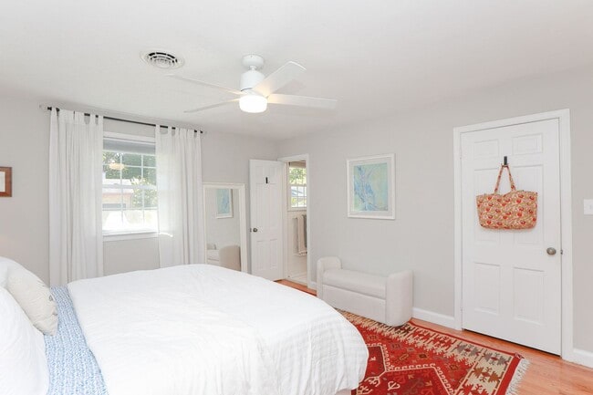 Building Photo - Charming 2BR in Historic Home – Bright, Sp...