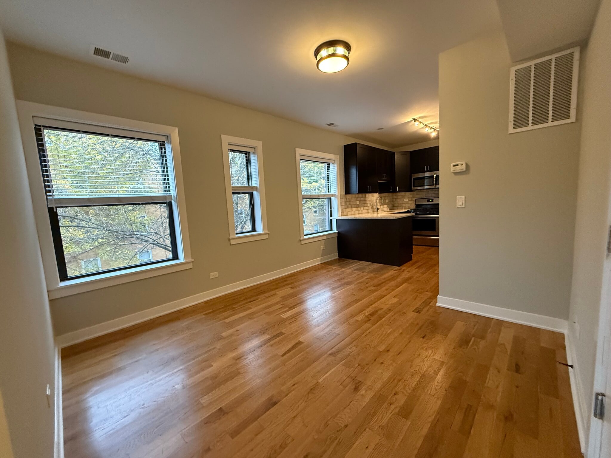 Building Photo - 2211 W Eastwood Ave