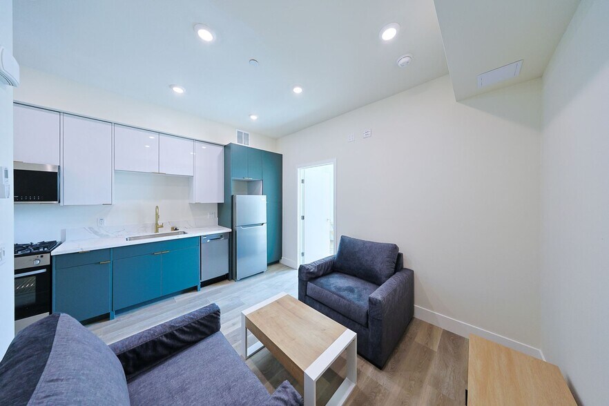 Interior Photo - 1317 W Jefferson Blvd